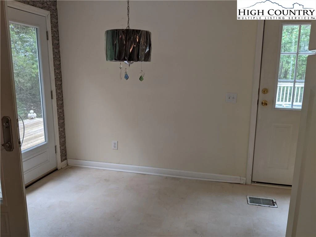 Image number 15 for the current listing