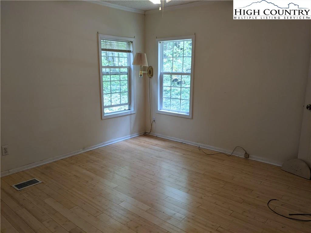 Image number 14 for the current listing