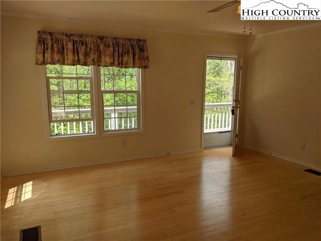 Image number 19 for the current listing