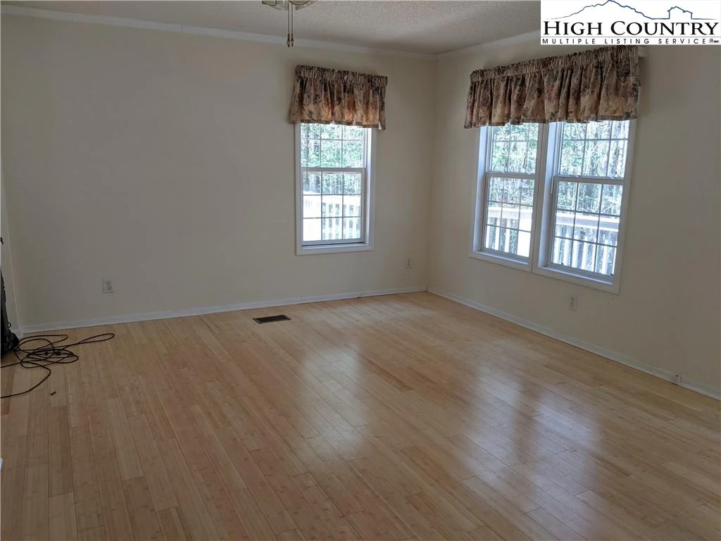 Image number 18 for the current listing