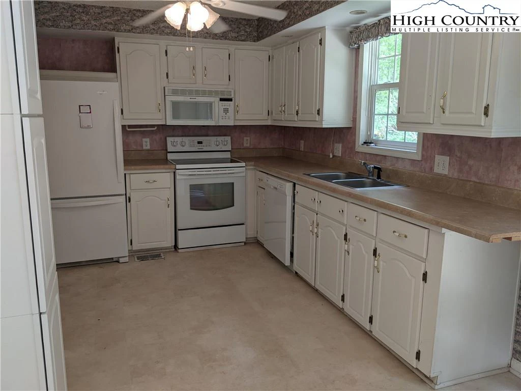 Image number 17 for the current listing