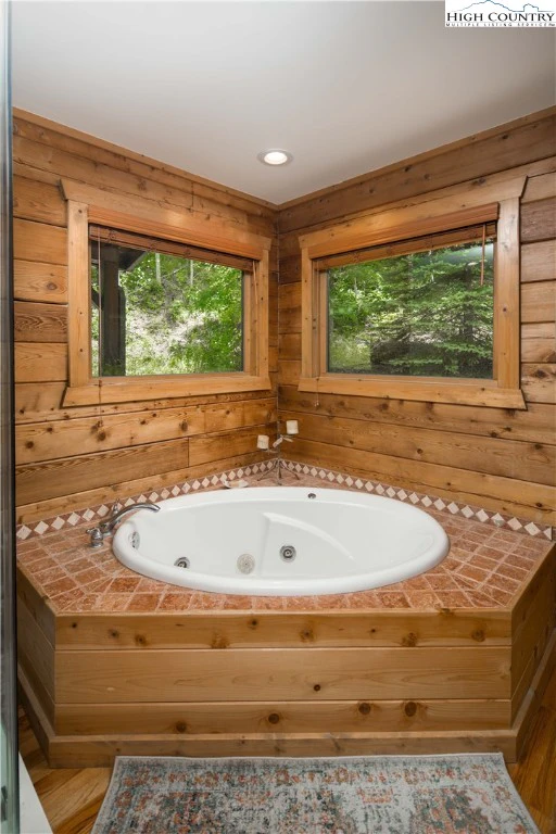Image number 9 for the current listing