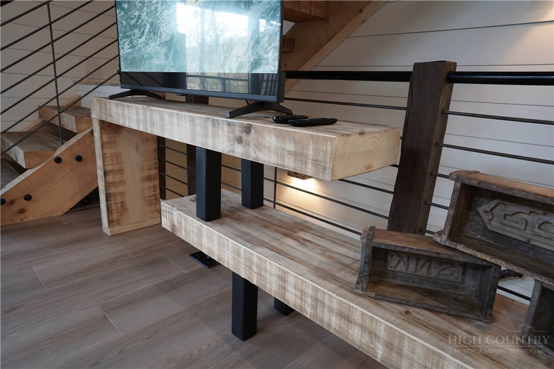 Image number 9 for the current listing