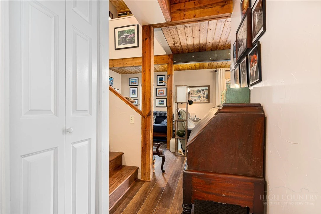 Image number 20 for the current listing