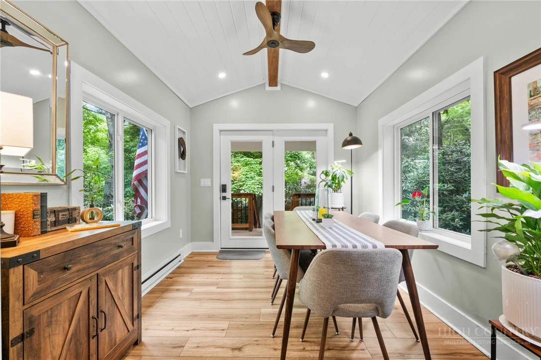 Image number 4 for the current listing