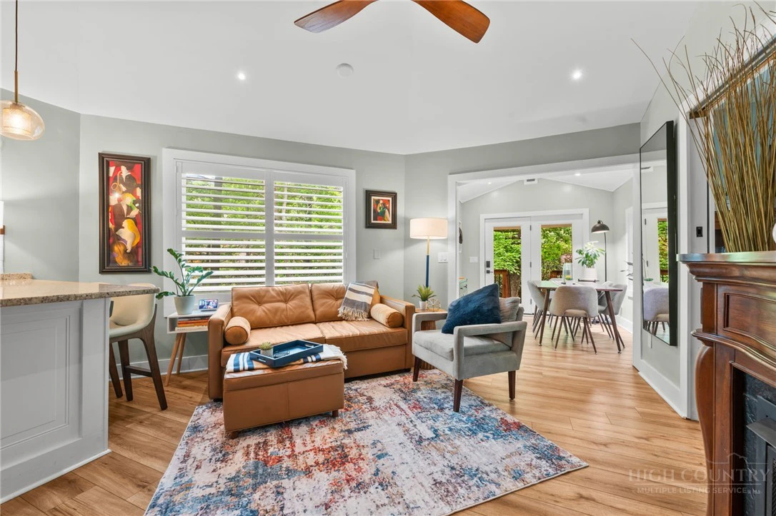 Image number 9 for the current listing