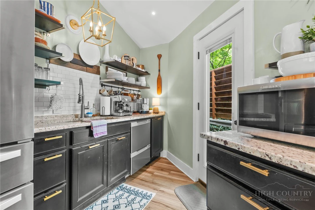 Image number 13 for the current listing