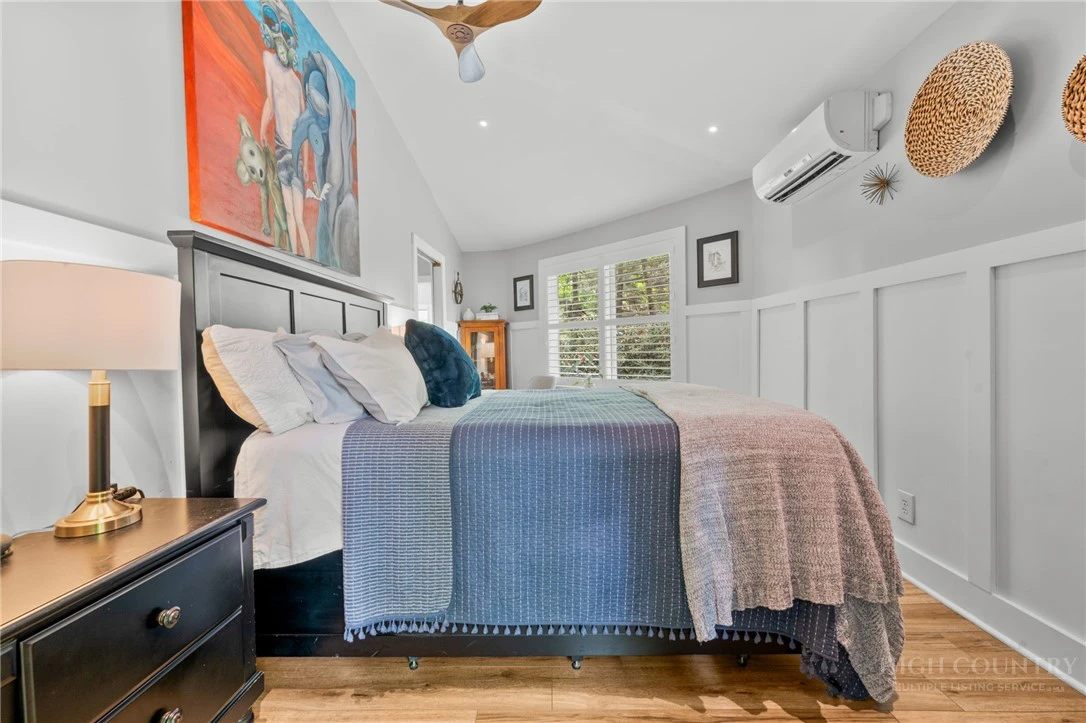 Image number 17 for the current listing