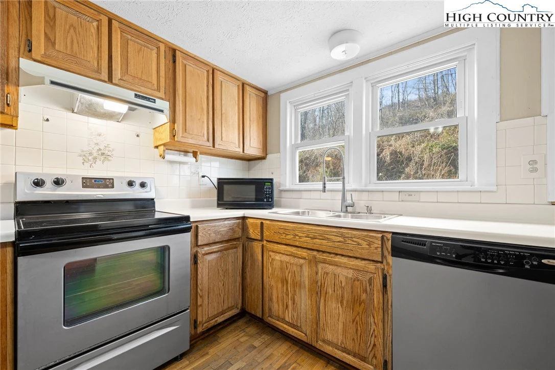 Image number 7 for the current listing