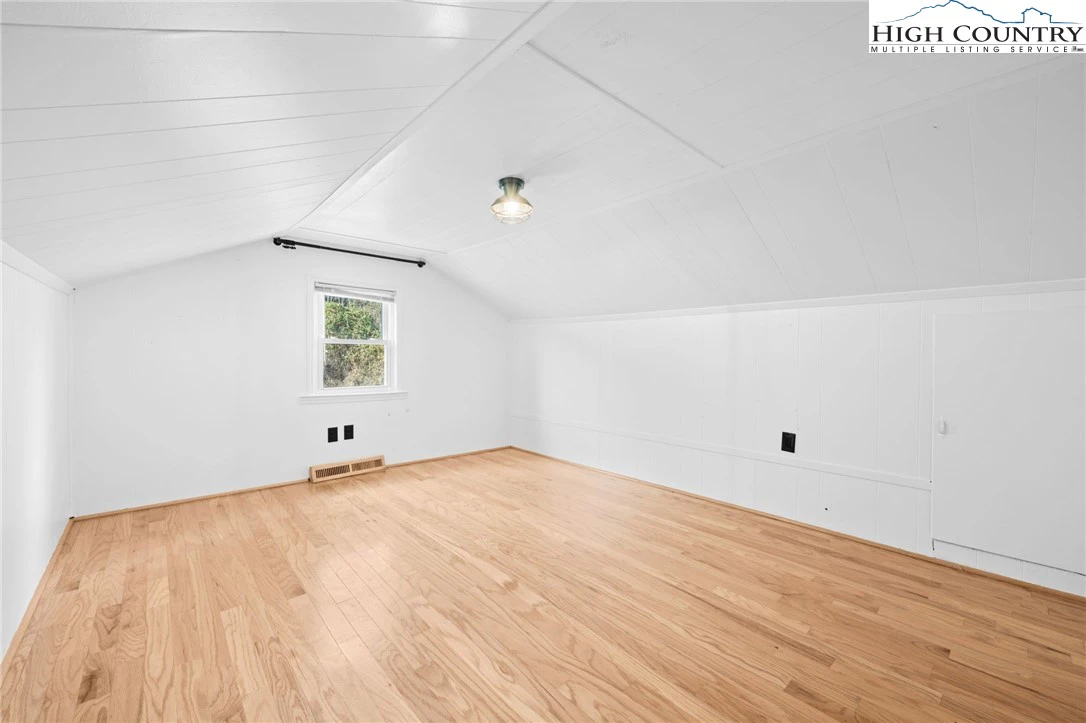 Image number 13 for the current listing