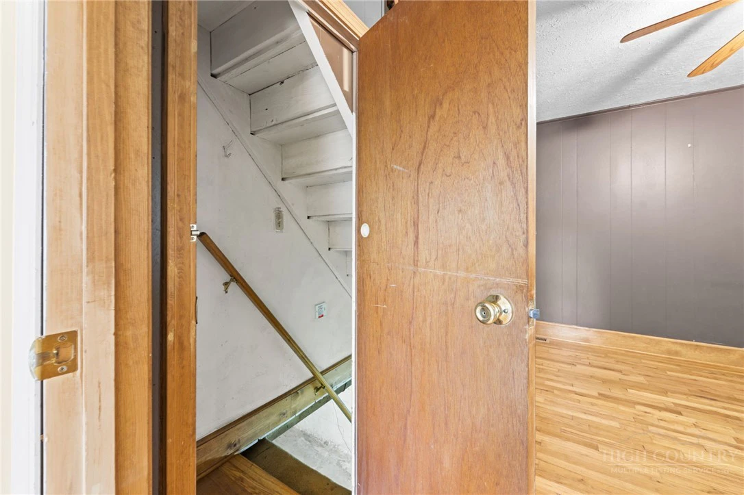 Image number 21 for the current listing