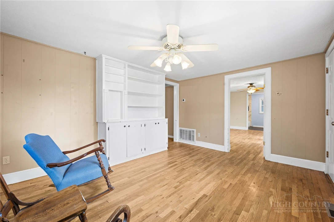 Image number 9 for the current listing