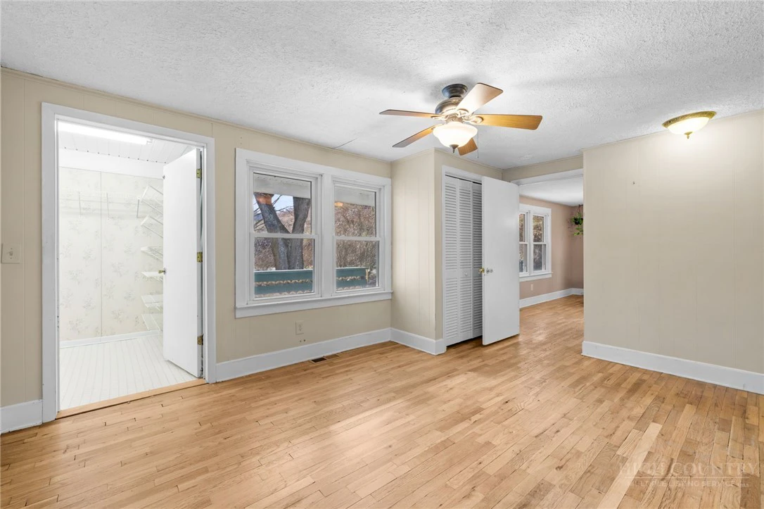 Image number 11 for the current listing