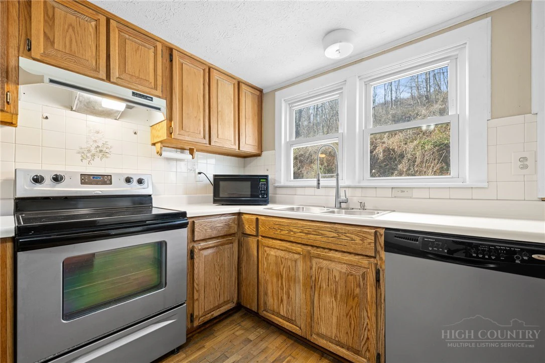 Image number 17 for the current listing