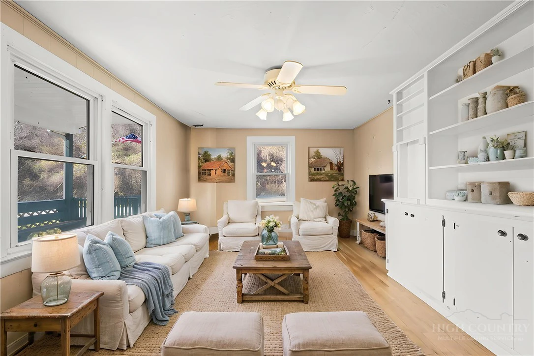 Image number 8 for the current listing