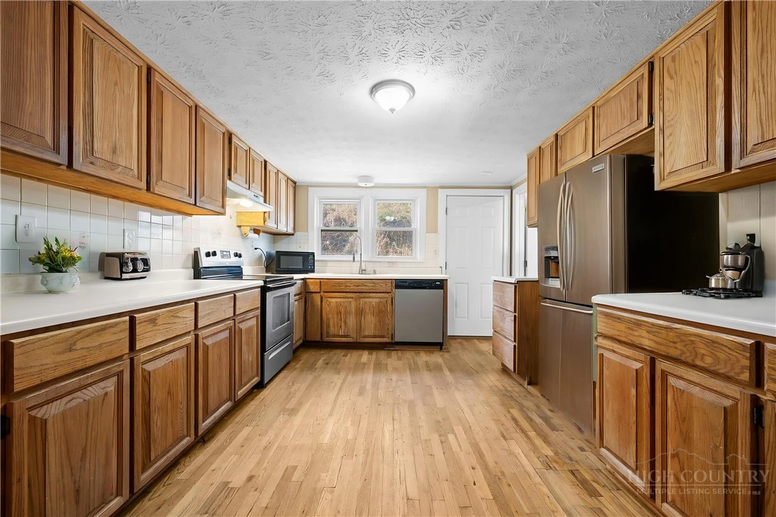 Image number 19 for the current listing