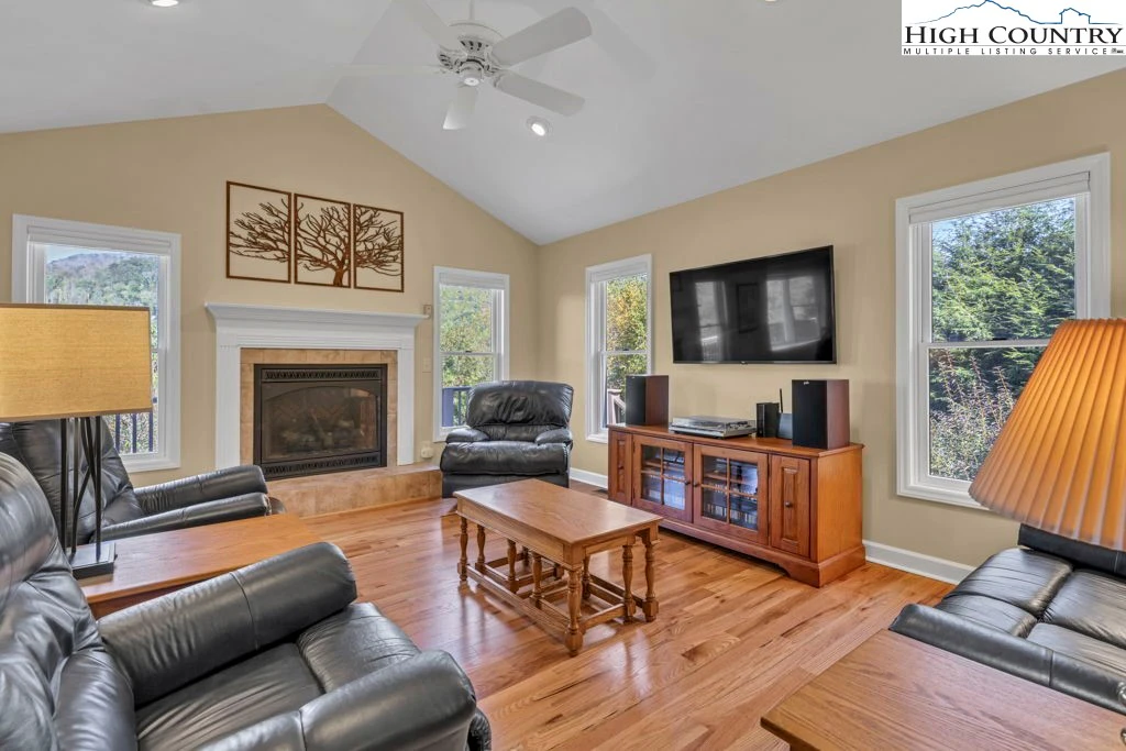 Image number 43 for the current listing