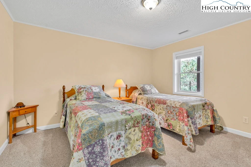 Image number 10 for the current listing