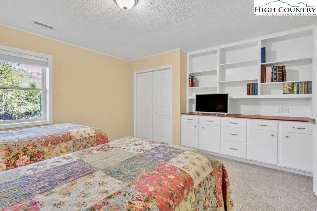 Image number 11 for the current listing