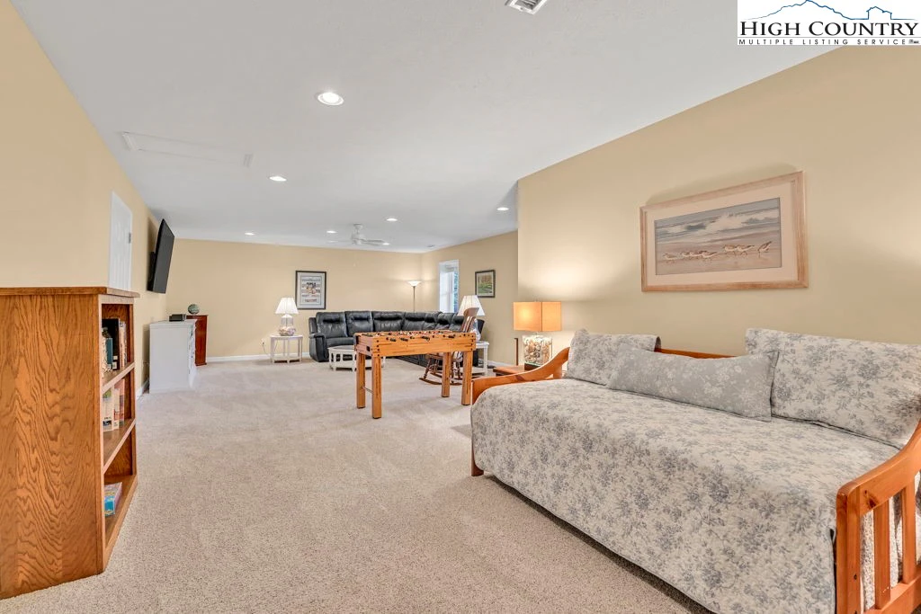 Image number 15 for the current listing