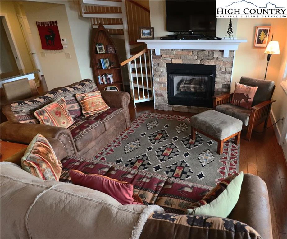 Image number 5 for the current listing
