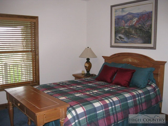 Image number 4 for the current listing