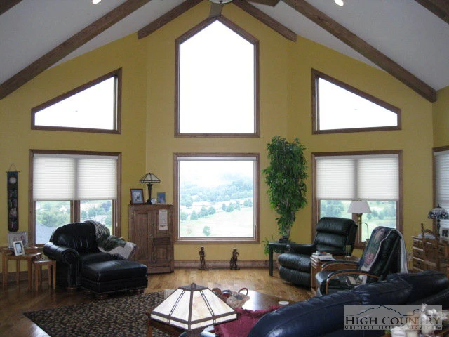 Image number 8 for the current listing