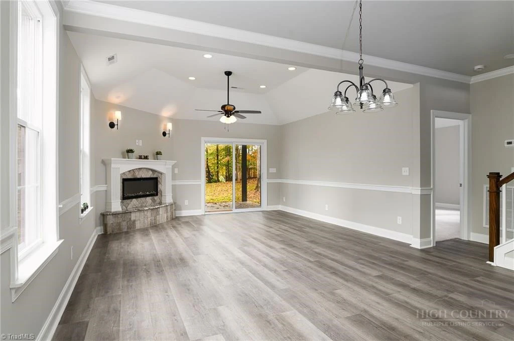 Image number 4 for the current listing