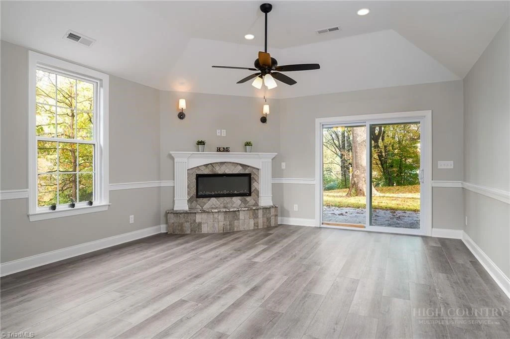 Image number 8 for the current listing