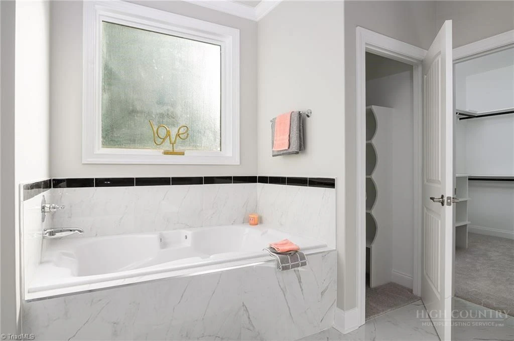 Image number 11 for the current listing