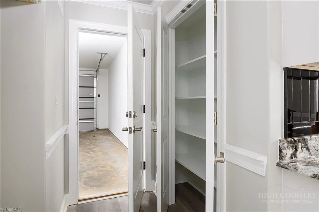 Image number 19 for the current listing