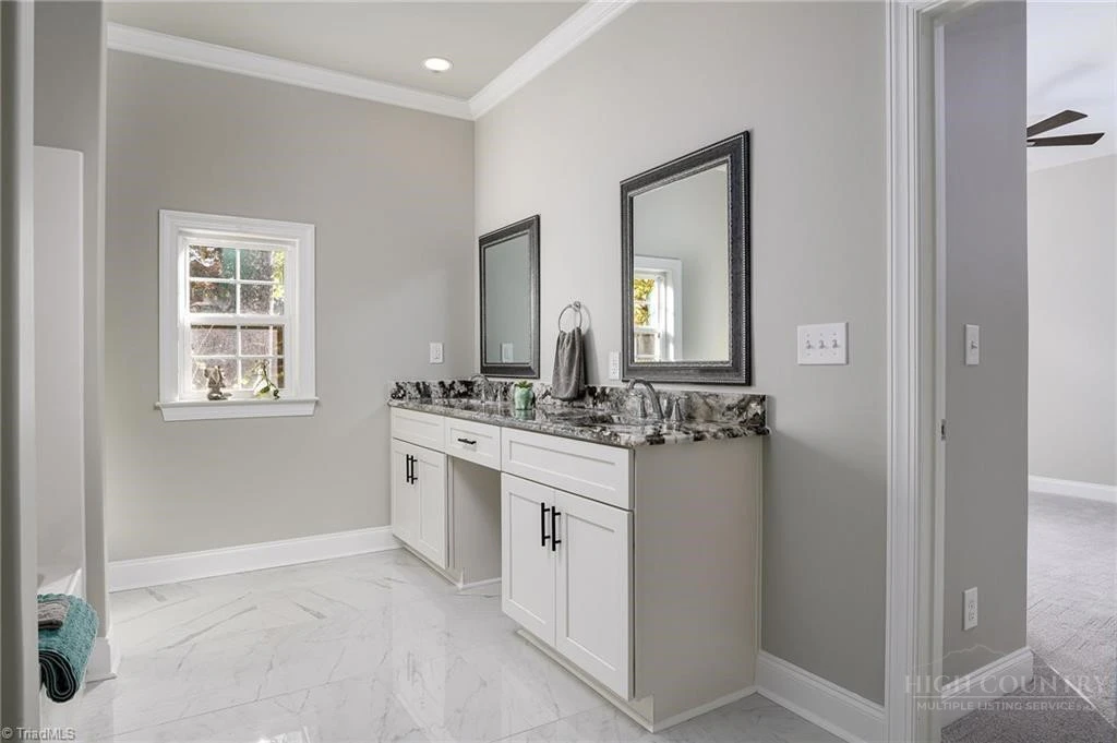 Image number 21 for the current listing