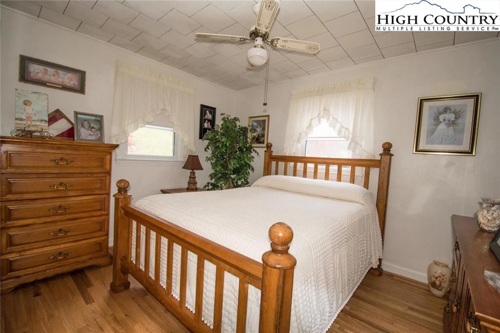 Image number 11 for the current listing