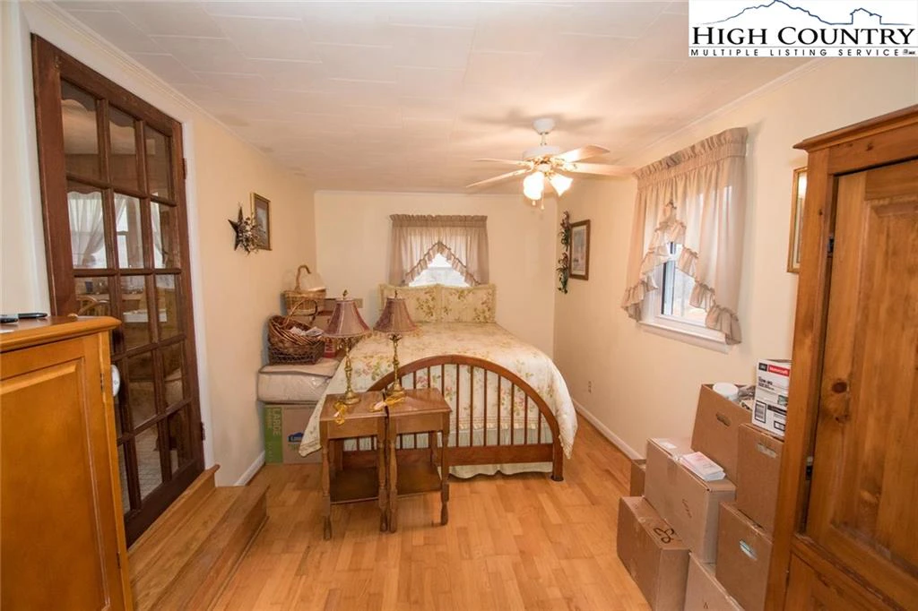 Image number 9 for the current listing