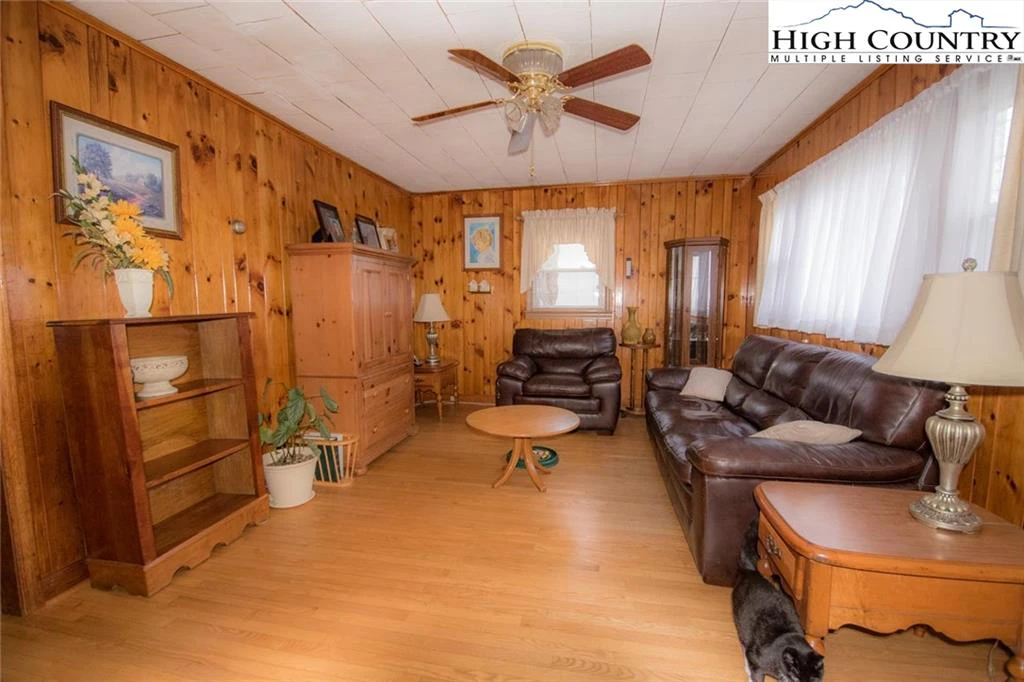 Image number 14 for the current listing