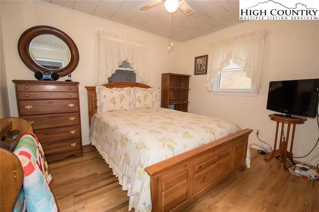 Image number 2 for the current listing