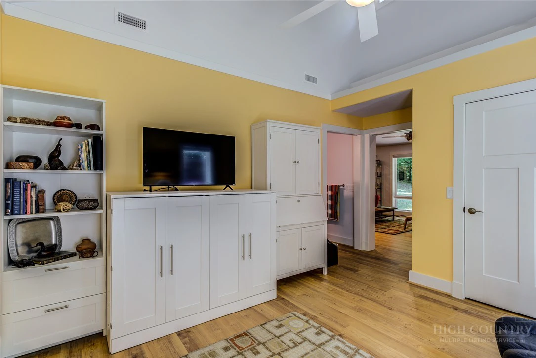Image number 14 for the current listing