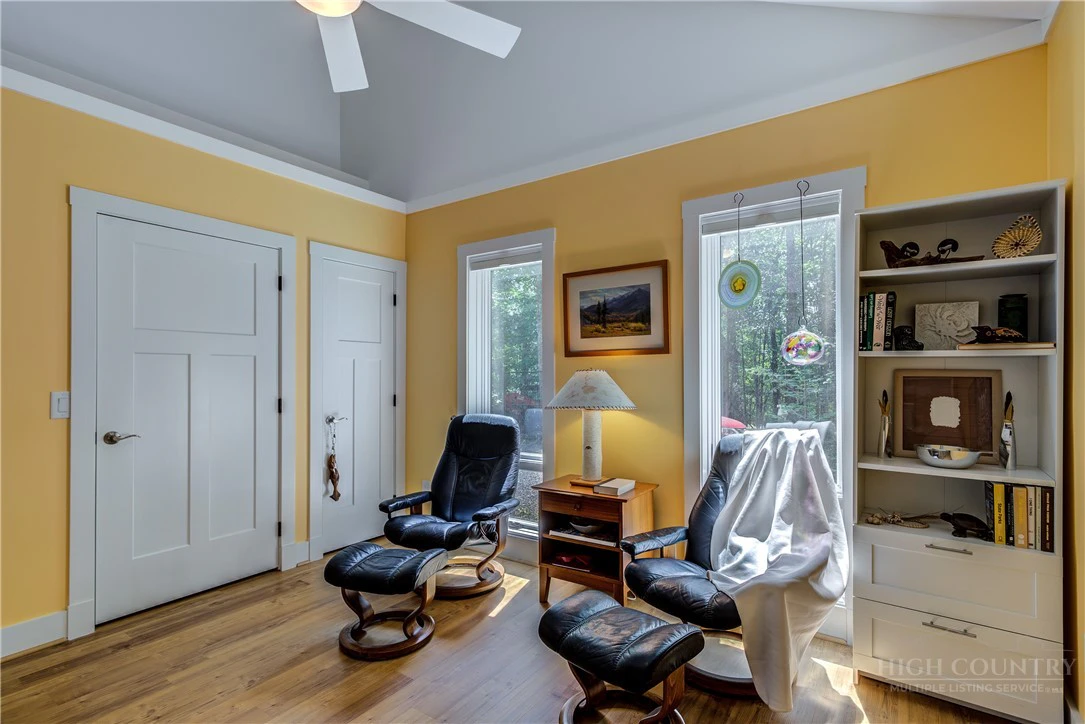Image number 15 for the current listing