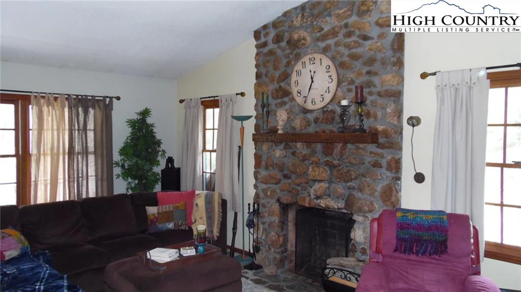 Image number 18 for the current listing