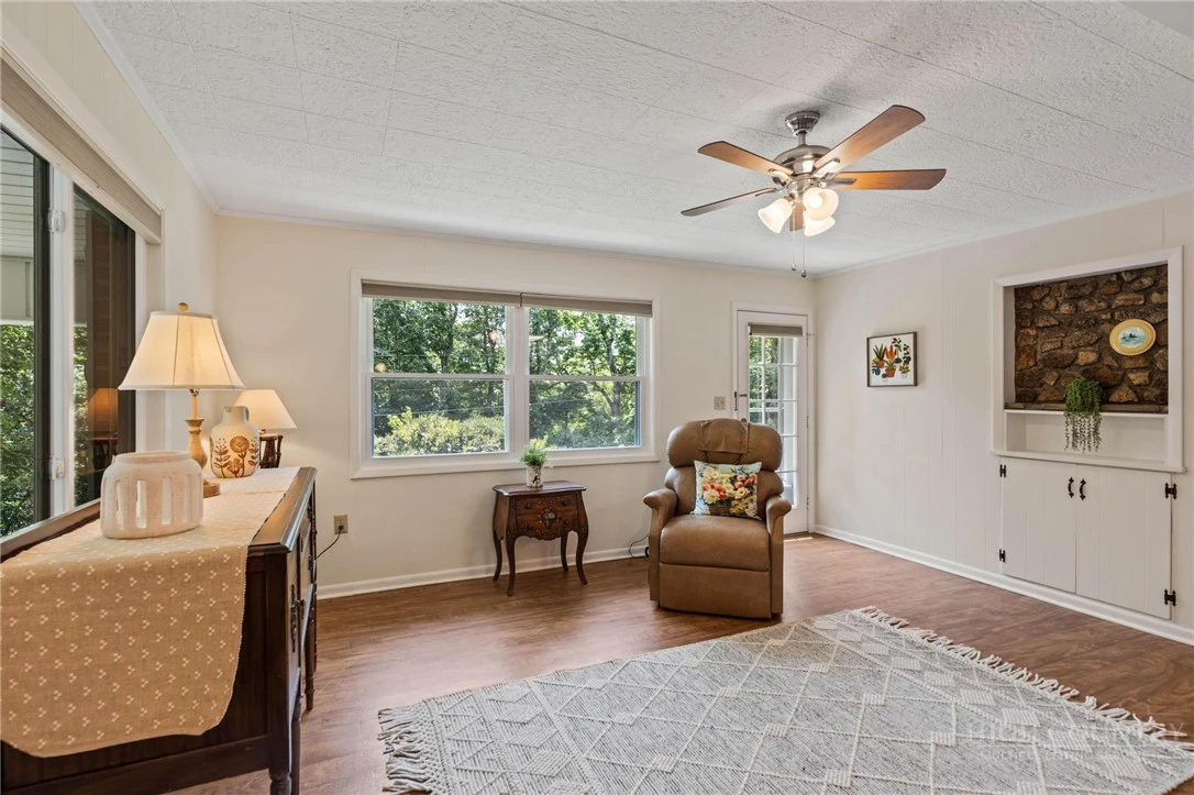 Image number 6 for the current listing