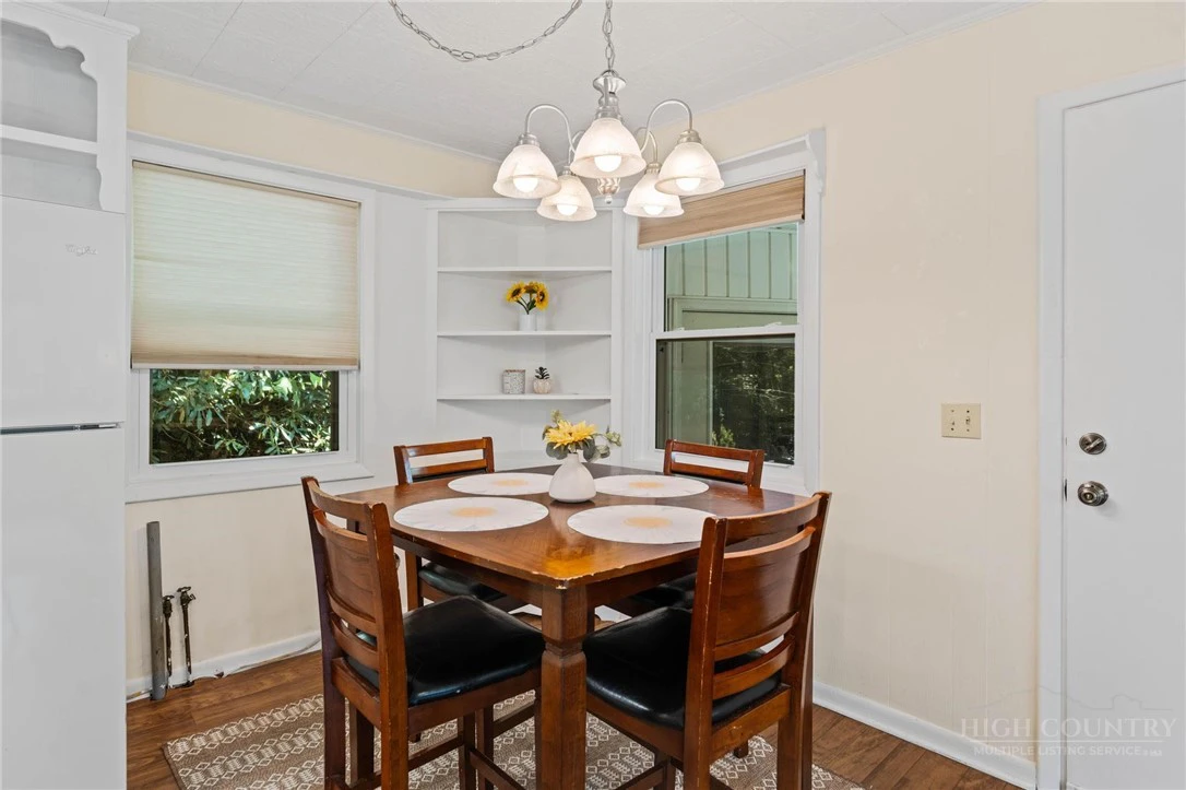 Image number 9 for the current listing