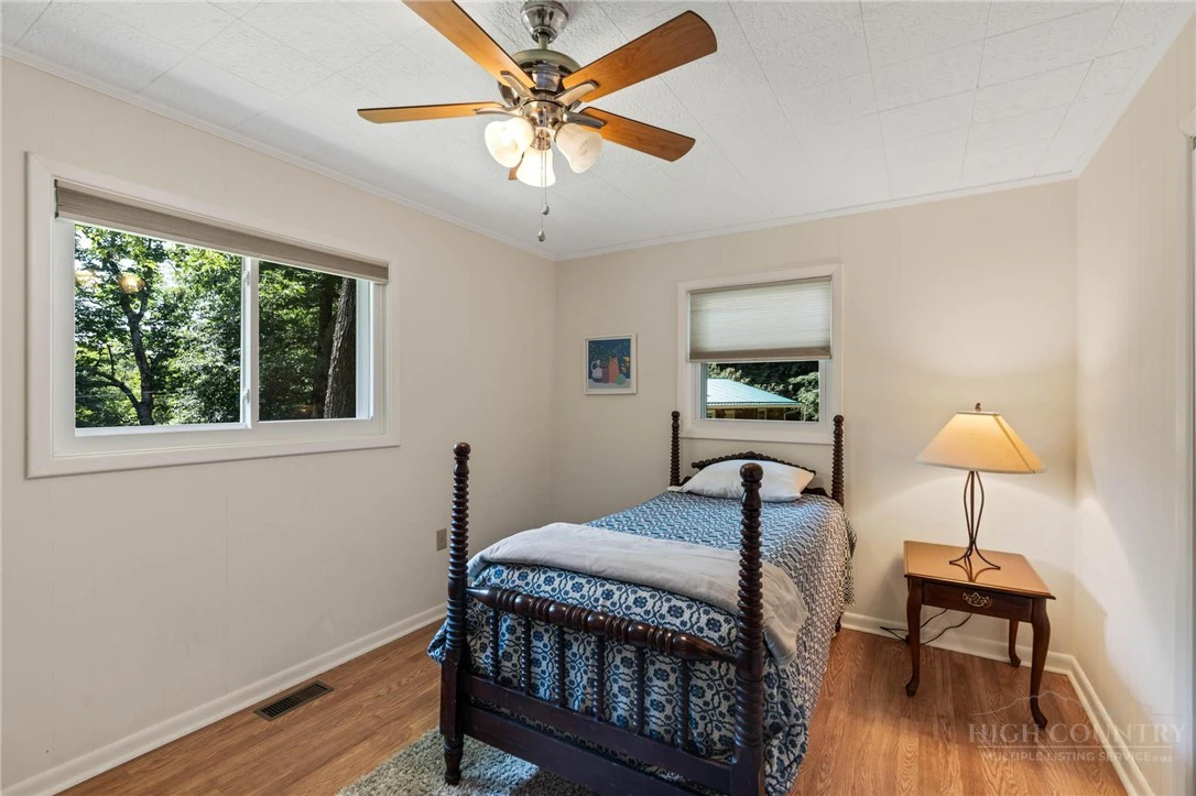 Image number 14 for the current listing