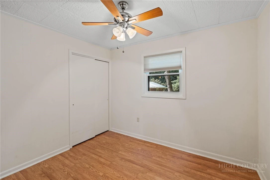 Image number 15 for the current listing