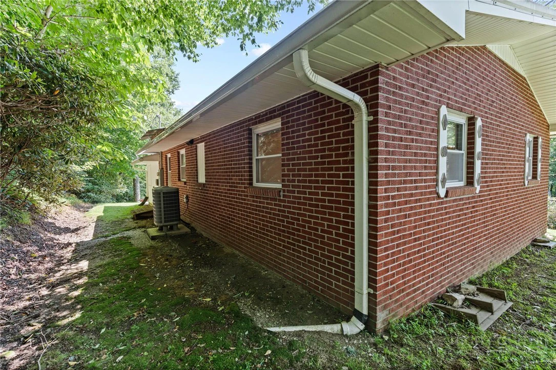 Image number 17 for the current listing