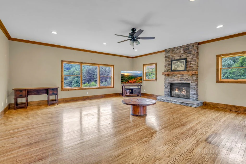 Image number 21 for the current listing