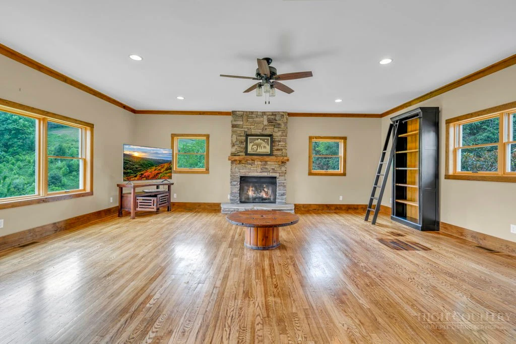 Image number 17 for the current listing