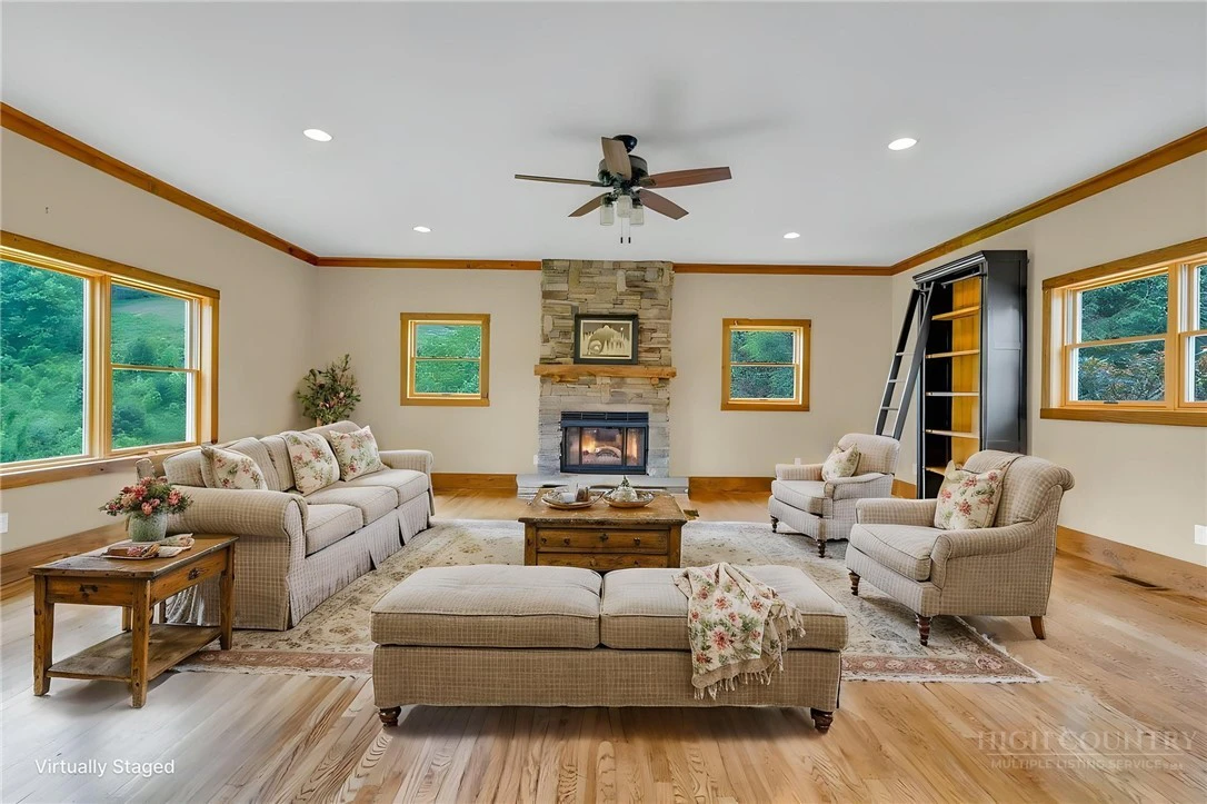 Image number 18 for the current listing