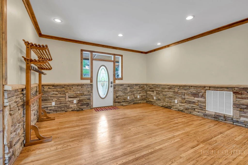 Image number 19 for the current listing