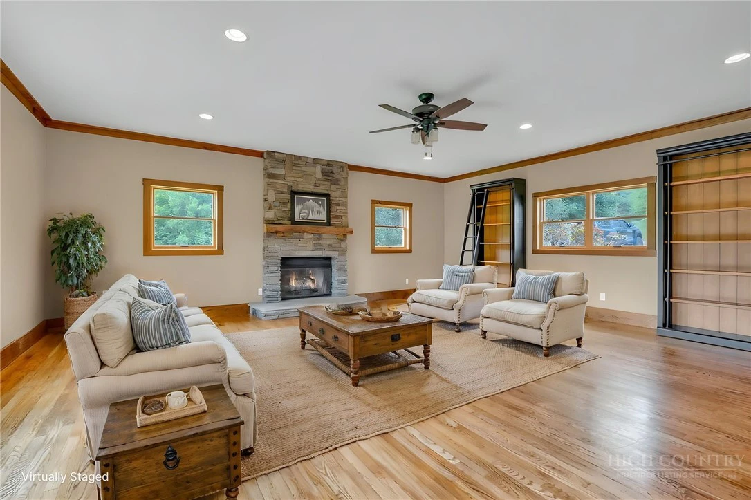 Image number 20 for the current listing