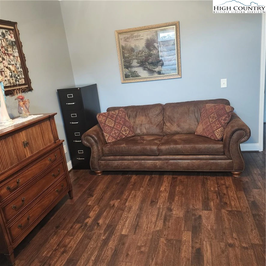 Image number 6 for the current listing